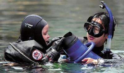 20090613adam-helping-dive.jpg