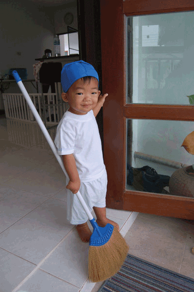 20090809maxie-broom-anim.gif